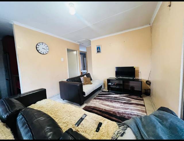 2 BEDROOM FREEHOLD FOR SALE IN NEWLANDS EAST